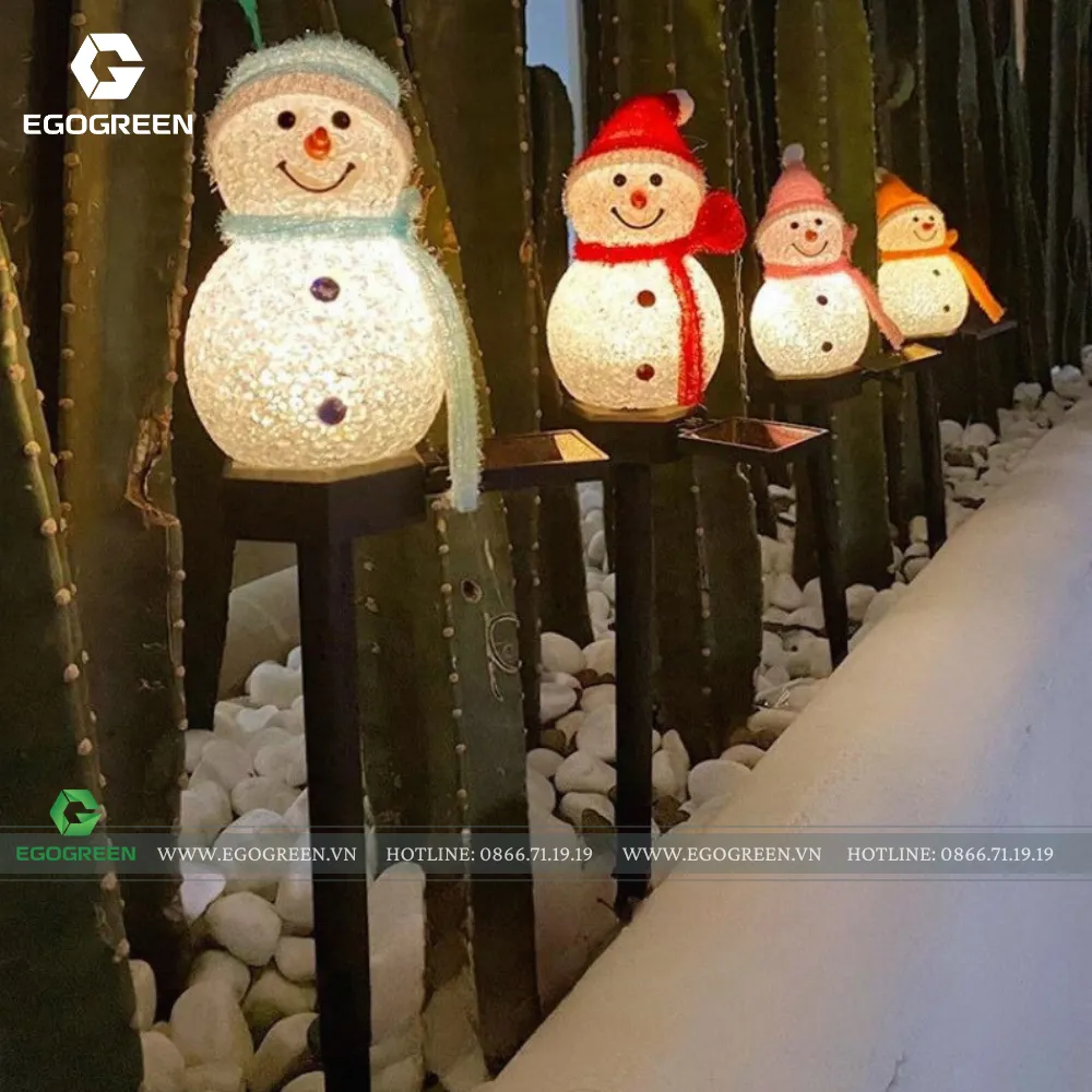 Sử dụng các vật phẩm Giáng sinh để trang trí sân vườn.